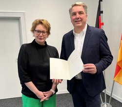 Innenministerin Daniela Behrens übergibt Oberbürgermeister Jürgen Krogmann eine Urkunde über die Umbenennung. Foto: Stadt Oldenburg