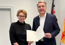 Innenministerin Daniela Behrens übergibt Oberbürgermeister Jürgen Krogmann eine Urkunde über die Umbenennung. Foto: Stadt Oldenburg