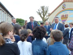 Oberbürgermeister Jürgen Krogmann und Cholets Bürgermeister Gilles Bourdouleix sind umringt von Kindern. Foto: Stadt Oldenburg