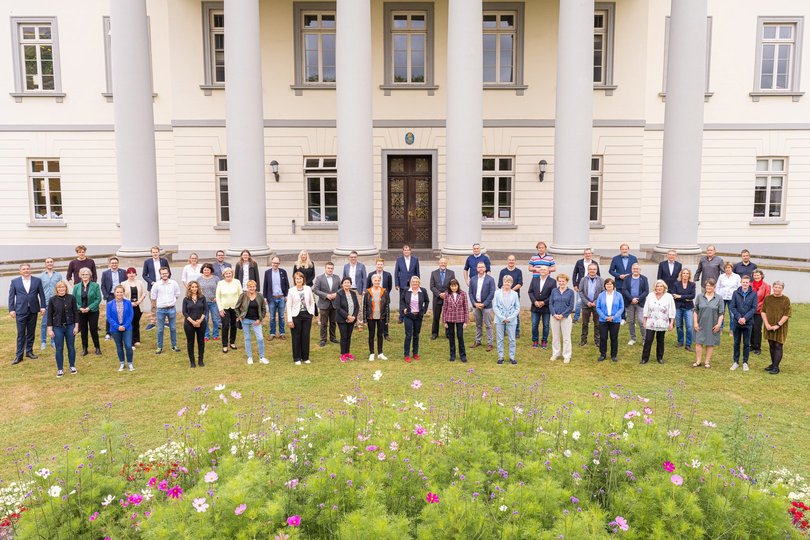 Die Mitglieder des Rates im Jahr 2022 vor dem Kulturzentrum PFL. Foto: Mohssen Assanimoghaddam Die Mitglieder des Rates im Jahr 2022 vor dem Kulturzentrum PFL. Foto: Mohssen Assanimoghaddam
