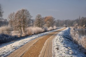 Mit Schnee bedeckter Huntedeich. Foto: Hans-Jürgen Zietz Mit Schnee bedeckter Huntedeich. Foto: Hans-Jürgen Zietz