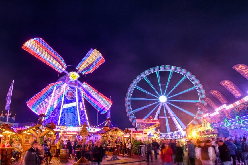 Hans-Jürgen Zietz Mühle und Riesenrad auf dem Oldenburger Kramermarkt 2022. Foto: Hans-Jürgen Zietz
