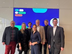 Schulleiter Oliver Pundt (3. von rechts) gemeinsam mit Vertreterinnen und Vertretern der BBS Wechloy bei der Preisverleihung des KI-Schulpreises 2025 in Heilbronn. Foto: Stadt Oldenburg Schulleiter Oliver Pundt (3. von rechts) gemeinsam mit Vertreterinnen und Vertretern der BBS Wechloy bei der Preisverleihung des KI-Schulpreises 2025 in Heilbronn. Foto: Stadt Oldenburg