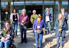 Die neuen Mitglieder des Behindertenbeirats stehen vor der Tür der VHS. Von links nach rechts sind folgende Personen zu sehen: Matthias Einemann, Claudia Olthaus, Christoph Dietrich, Monika Klumpe, Sabine Görg, Jörg Dirksen, Silke Elling und Marcel Hamann. Foto: Stadt Oldenburg