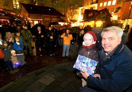 Oberbürgermeister Jürgen Krogmann (rechts) hat zusammen mit Lamberti-Engel Flynn den Lamberti-Markt eröffnet. Foto: Sascha Stüber