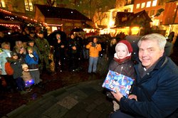 Oberbürgermeister Jürgen Krogmann (rechts) hat zusammen mit Lamberti-Engel Flynn den Lamberti-Markt eröffnet. Foto: Sascha Stüber