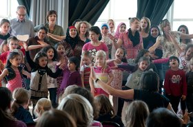 Kinder und Eltern aus der Kita Kennedystraße beim Tag der offenen Tür der Musikschule. Foto: Peter Duddek