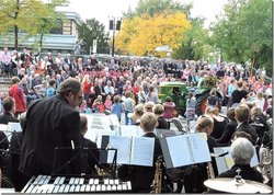 Blick über Musiker auf der Bühne auf die Ehrentribüne. Foto: Waltraud Buss