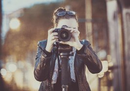 Frau fotografiert mit ihrer Kamera. Foto: Pexels/Pixabay