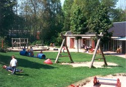 Blick in den Garten der Kita Sperberweg mit Schaukel. Foto: Stadt Oldenburg