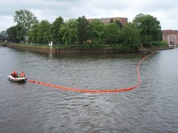 Feuerwehrleute im Umweltschutz. Foto: Stadt Oldenburg