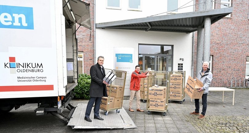 Bauantrag gestellt: Dr. Philip Engel (KOL) übergibt den Bauantrag an Dr. Sven Uhrhan und Klaus Büscher. Foto: Sascha Stüber