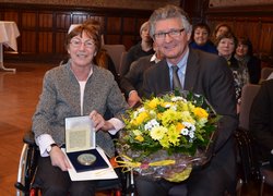 Sara-Ruth Schumann und Gerd Schwandner mit Blumen und dem Großen Stadtsiegel. Foto: Stadt Oldenburg