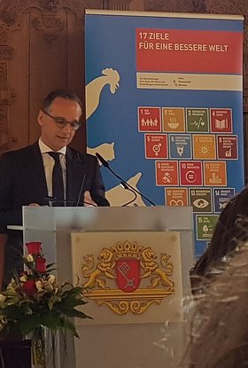 Bundesaußenminister Heiko Maas am Rednerpult bei der internationalen Städtepartnerkonferenz in Bremen im März 2019. Foto: Stadt Oldenburg