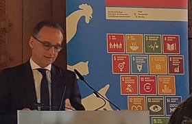 Bundesaußenminister Heiko Maas am Rednerpult bei der internationalen Städtepartnerkonferenz in Bremen im März 2019. Foto: Stadt Oldenburg