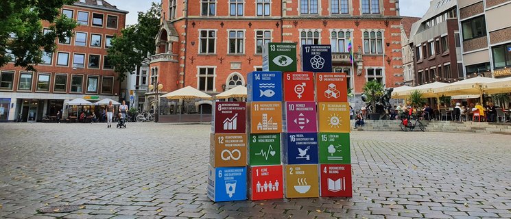 Die 17 SDGs als Pappwürfel aufgetürmt vor dem Alten Rathaus der Stadt Oldenburg. Foto: Stadt Oldenburg