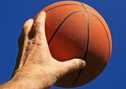 Hand mit Basketball. Foto: Rainer Sturm/Pixelio