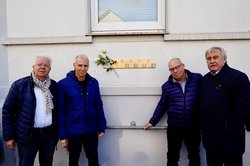 Erinnerung auf Augenhöhe: (von links) Jörg Witte, Jonathan Gerzon, Gideon Gerzon und Dietmar Schütz weihten das Erinnerungszeichen an der Bremer Straße 32 ein. Foto: Sascha Stüber