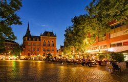 Abend über dem Oldenburger Rathausmarkt. Foto: Hans-Jürgen Zietz