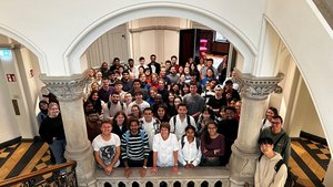 Bürgermeisterin Christine Wolff (vorne Mitte) begrüßte internationale Studierende, Gastwissenschaftlerinnen und Gastwissenschaftler sowie Promovierende an der Universität Oldenburg und der Jade Hochschule im Alten Rathaus. Foto: Stadt Oldenburg Bürgermeisterin Christine Wolff (vorne Mitte) begrüßte internationale Studierende, Gastwissenschaftlerinnen und Gastwissenschaftler sowie Promovierende an der Universität Oldenburg und der Jade Hochschule im Alten Rathaus. Foto: Stadt Oldenburg
