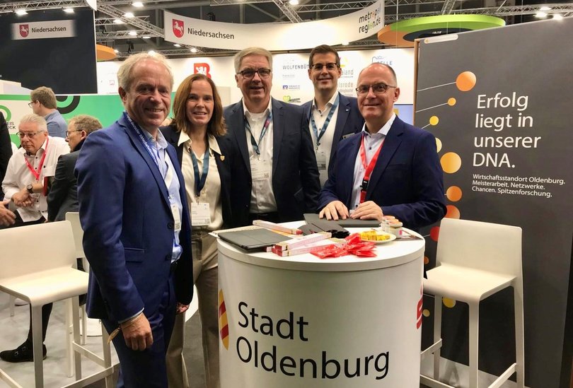 Auf der EXPO REAL: Oberbürgermeister Jürgen Krogmann (Mitte), Ralph Wilken, Sandra Dierking, Kersten Mittwollen (alle Wirtschaftsförderung Stadt Oldenburg) und Sönke Frerichs (Stellvertretender Direktor Unternehmenskunden, LzO). Foto: Stadt Oldenburg Auf der EXPO REAL: Oberbürgermeister Jürgen Krogmann (Mitte), Ralph Wilken, Sandra Dierking, Kersten Mittwollen (alle Wirtschaftsförderung Stadt Oldenburg) und Sönke Frerichs (Stellvertretender Direktor Unternehmenskunden, LzO). Foto: Stadt Oldenburg