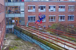 Superman hielt beim Abseilen ein Plakat mit dem Spruch „Ihr seid die stärksten“ hoch. Foto: Sascha Stüber