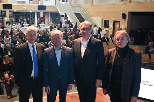 Hauptreferent Dr. Holger Schmieding, Ralph Wilken (Wirtschaftsförderung), Oberbürgermeister Jürgen Krogmann und Schulleiter Artur Büttner konnten rund 160 Teilnehmende zum 38. Kontaktpunkt Wirtschaft in der BBS 3 begrüßen. Foto: Jörg Hemmen Foto: Jörg Hemmen