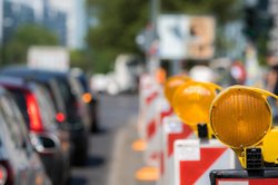 Eine Baustelle am Straßenrand. Foto: Rainer Fuhrmann/Fotolia.com