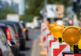 Eine Baustelle am Straßenrand. Foto: Rainer Fuhrmann/Fotolia.com