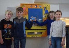 Schülerinnen und Schüler der Klasse 3 b der Grundschule Heiligengeisttor vor dem KinderKunstAutomaten. Foto: Stadt Oldenburg