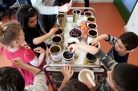 Kita-Kinder mit Färberpflanzen. Foto: Oldenburger Kunstschule e.V.