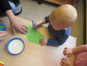 Ein Kind bastelt. Foto: Stadt Oldenburg