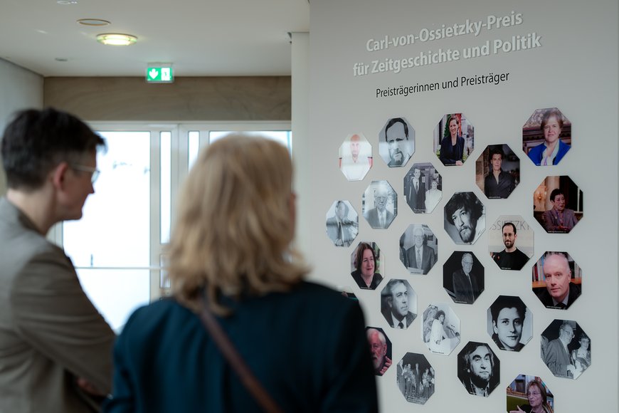 Die Wand mit den Fotos der Preisträgerinnen und Preisträgern im Kulturzentrum PFL. Foto: Izabella Mittwollen