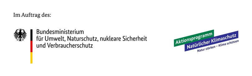 Das Bild zeigt das Logo des Bundesministeriums für Umwelt, Naturschutz, nukleare Sicherheit und Verbraucherschutz sowie des Aktionsprogramms Natürlicher Klimaschutz.