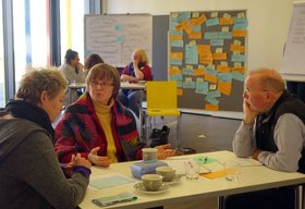 Intensive Gespräche zwischen Teilnehmerinnen und Teilnehmern. Stadt Oldenburg