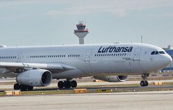 An der Flugzeugnase des Airbus A330-300 der Lufthansa ist der Name „Oldenburg“ gut zu lesen. Foto: Lufthansa Group An der Flugzeugnase des Airbus A330-300 der Lufthansa ist der Name „Oldenburg“ gut zu lesen. Foto: Lufthansa Group