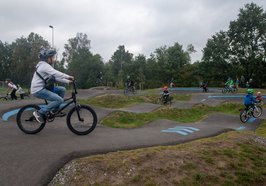 Die Pumptrack-Anlage im Sportpark Kreyenbrück steht in den nächsten Wochen nicht zur Verfügung. Foto: Sascha Stüber Kinder fahren mit ihren Rädern über den Pumptrack in Kreyenbrück. Foto: Sascha Stüber