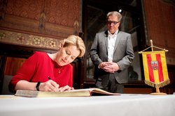 Franziska Giffey trug sich ins Goldene Buch der Stadt Oldenburg ein. Oberbürgermeister Jürgen Krogmann sah ihr über die Schulter. Foto: Hauke-Christian Dittrich Franziska Giffey trug sich ins Goldene Buch der Stadt Oldenburg ein. Oberbürgermeister Jürgen Krogmann sah ihr über die Schulter. Foto: Hauke-Christian Dittrich