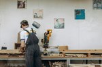 Ein Mann arbeitet an einer Werkbank mit Holz. Foto: Yura Forrat/pexels