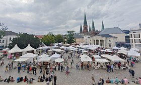 Blick auf die Ausstellungsstände des Keramikmarktes auf dem Schlossplatz. Foto: Werkschule e.V., Markus Hibbeler Blick auf die Ausstellungsstände des Keramikmarktes auf dem Schlossplatz. Foto: Werkschule e.V., Markus Hibbeler
