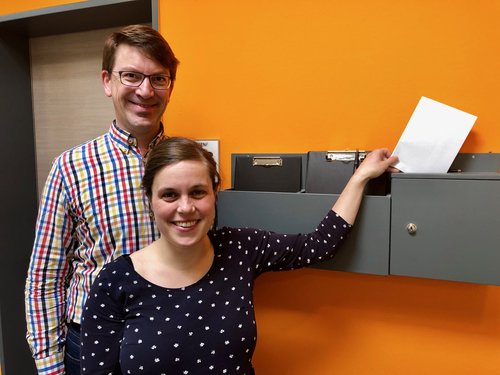 Foto: Stadt Oldenburg Hier können die Fragebögen eingeworfen werden: Annika Baum und Dr. Walter Götte freuen sich im Gesundheitsamt über die Rückmeldungen von Eltern. Foto: Stadt Oldenburg