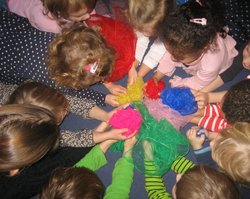 Kinder in einem Kreis. Foto: Stadt Oldenburg