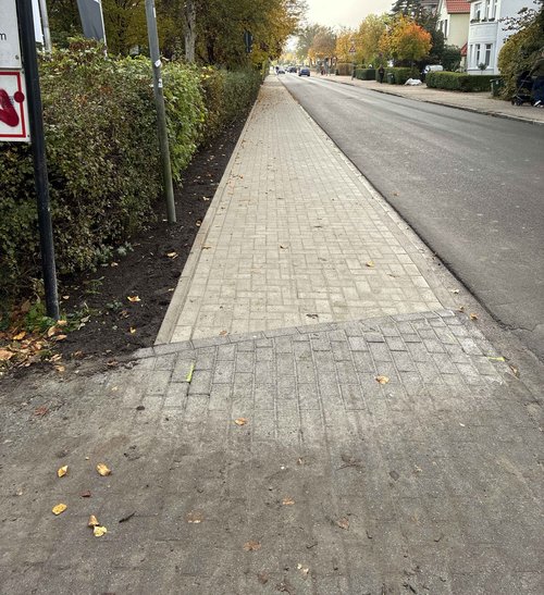 Neuer Gehweg und sanierte Fahrbahn: Ab sofort herrscht wieder ruckelfreies Fahr- und Gehvergnügen im Schützenweg. Foto: Stadt Oldenburg Neuer Gehweg und sanierte Fahrbahn: Ab sofort herrscht wieder ruckelfreies Fahr- und Gehvergnügen im Schützenweg. Foto: Stadt Oldenburg