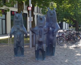 Die Plastik „Drei Bären“ von Paul Halbhuber wurde von Fachpersonal gereinigt. Foto: Stadt Oldenburg