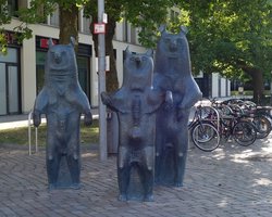 Die Plastik „Drei Bären“ von Paul Halbhuber wurde von Fachpersonal gereinigt. Foto: Stadt Oldenburg Die Plastik „Drei Bären“ von Paul Halbhuber wurde von Fachpersonal gereinigt. Foto: Stadt Oldenburg