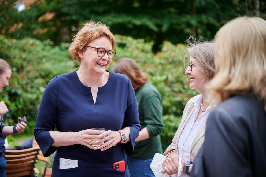 Sozialministerin Daniela Behrens im Gespräch. Foto: Benjamin Klingebiell