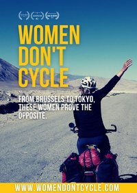 Eine fahrradfahrende Frau ist von hinten zu sehen, sie reckt eine Hand in die Luft, über ihr steht der Filmtitel „Women don't cycle“. Filmplakat: Manon Brulard.