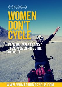 Eine fahrradfahrende Frau ist von hinten zu sehen, sie reckt eine Hand in die Luft, über ihr steht der Filmtitel „Women don't cycle“. Filmplakat: Manon Brulard.