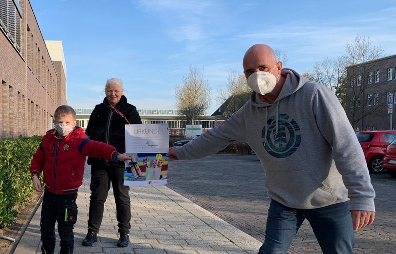 Die Siegerurkunde für die Klasse 3b der Grundschule Harlingerstraße überreichte Dr. Holger Petermann, Leiter des Gesundheitsamtes, an Klassensprecher Vasco und Klassenlehrerin Monika Pohlabeln. Foto: Stadt Oldenburg 