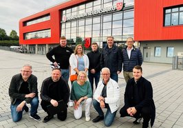 (hintere Reihe, von links) Michael Weinberg (VfB), Annika Behrends (Stadion Oldenburg GmbH), Tim Harms (Gesellschafterversammlung), Oberbürgermeister Jürgen Krogmann, Helmut Jordan (VfB) sowie (vordere Reihe, von links) Jens Lükermann (Gesellschafterversammlung), Jost Glaeseker (VfB), Ruth Drügemöller (Gesellschafterversammlung), Joachim Guttek und Finn Starmans (beide Stadion Oldenburg GmbH). Foto: Stadt Oldenburg